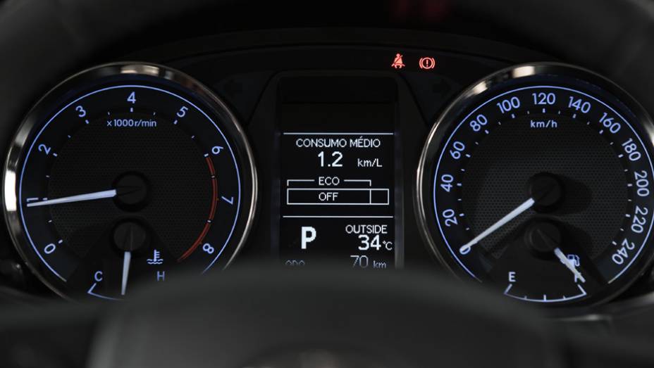 O novo Corolla tem computador de bordo com seis fun&ccedil;&otilde;es e painel com apliques em preto brilhante | <a href="https://preprod.quatrorodas.abril.com.br/carros/lancamentos/novo-toyota-corolla-776356.shtml" rel="migration">Leia mais</a>
