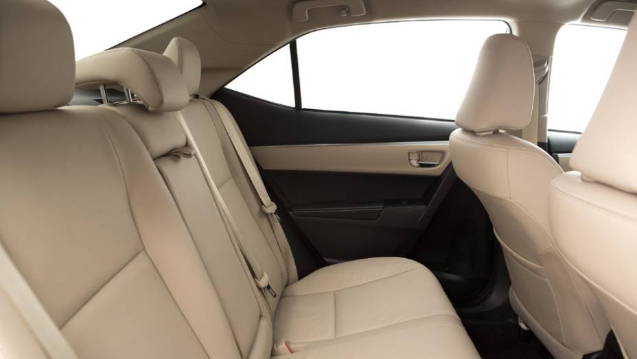 Os bancos são revestidos em couro em todas as versões | <a href="https://preprod.quatrorodas.abril.com.br/carros/lancamentos/novo-toyota-corolla-776356.shtml" rel="migration">Leia mais</a>