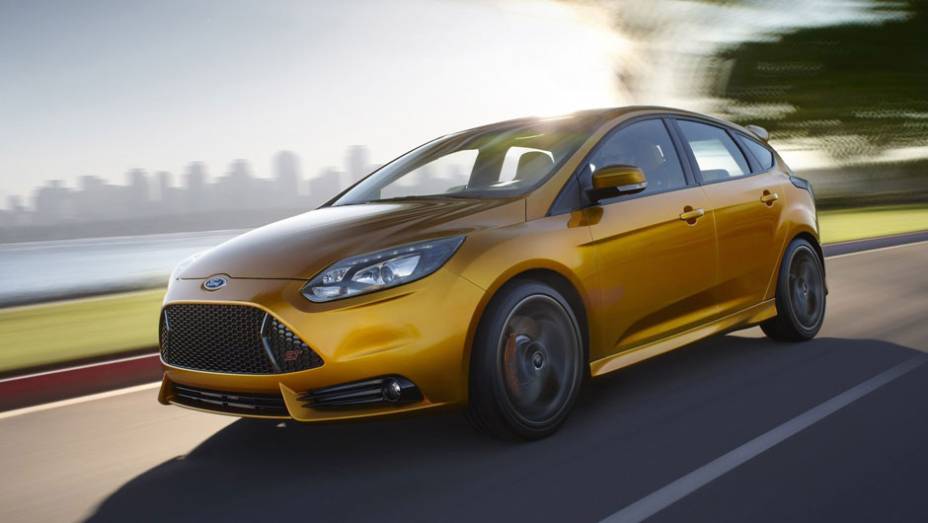 Vers&atilde;o esportiva do hatchback tem motor a gasolina 2.0 EcoBoost e 247 cv de pot&ecirc;ncia - <a href="https://preprod.quatrorodas.abril.com.br/reportagens/salao/ford-focus-st-639743.shtml" rel="migration">Leia mais</a>
