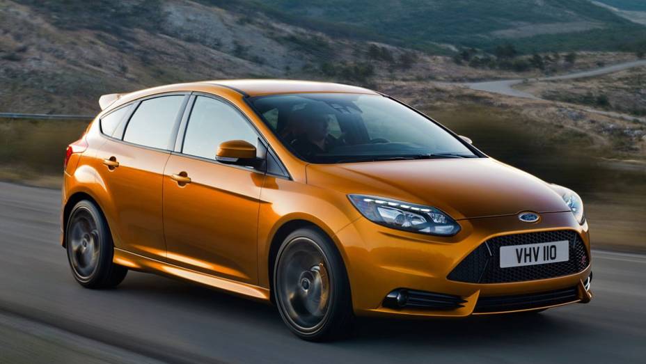 Versão esportiva do hatchback tem motor a gasolina 2.0 EcoBoost e 247 cv de potência - <a href="https://preprod.quatrorodas.abril.com.br/reportagens/salao/ford-focus-st-639743.shtml" rel="migration">Leia mais</a>