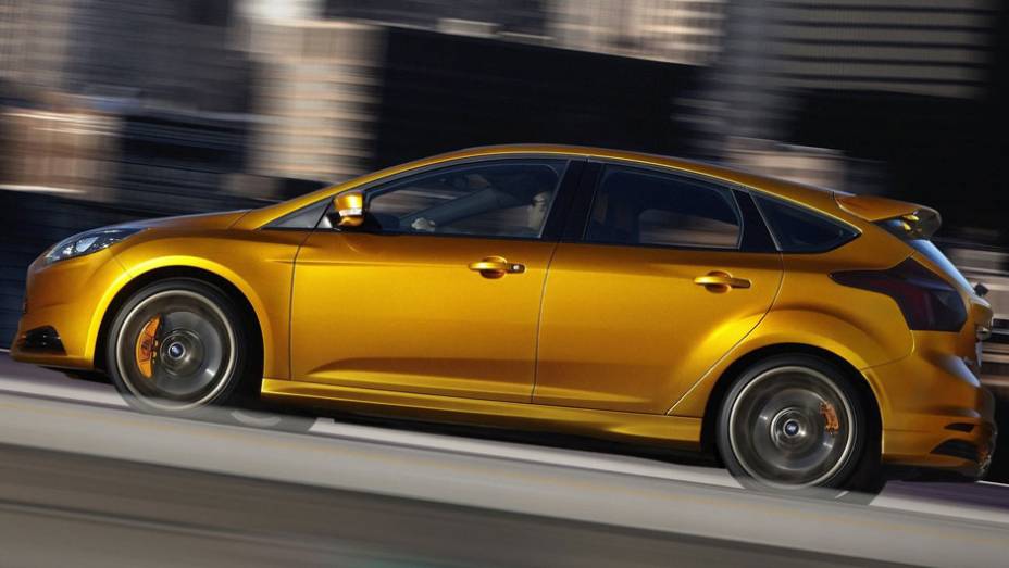 Vers&atilde;o esportiva do hatchback tem motor a gasolina 2.0 EcoBoost e 247 cv de pot&ecirc;ncia - <a href="https://preprod.quatrorodas.abril.com.br/reportagens/salao/ford-focus-st-639743.shtml" rel="migration">Leia mais</a>