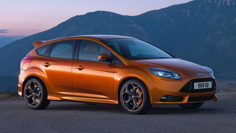 Vers&atilde;o esportiva do hatchback tem motor a gasolina 2.0 EcoBoost e 247 cv de pot&ecirc;ncia - <a href="https://preprod.quatrorodas.abril.com.br/reportagens/salao/ford-focus-st-639743.shtml" rel="migration">Leia mais</a>