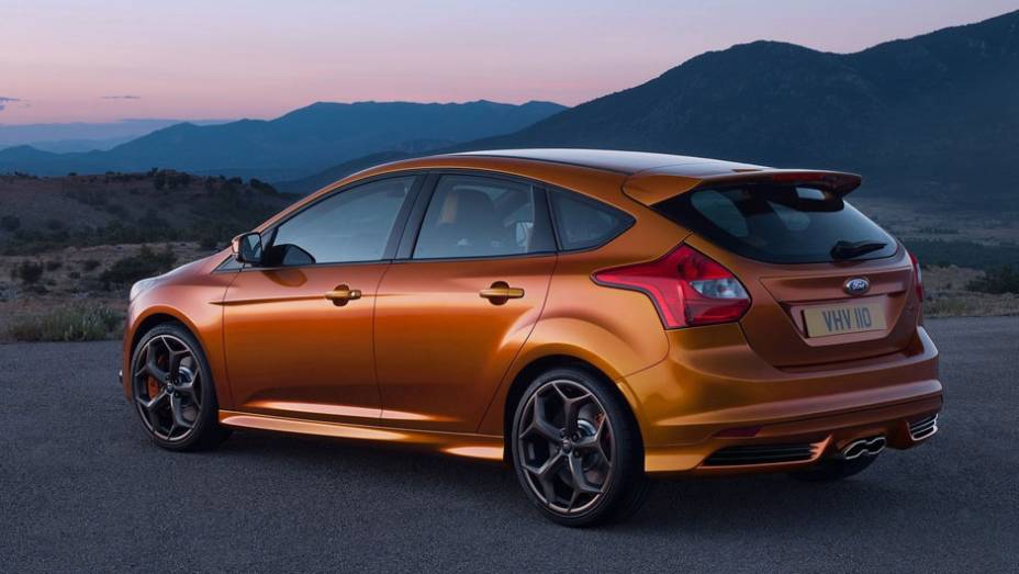 Vers&atilde;o esportiva do hatchback tem motor a gasolina 2.0 EcoBoost e 247 cv de pot&ecirc;ncia - <a href="https://preprod.quatrorodas.abril.com.br/reportagens/salao/ford-focus-st-639743.shtml" rel="migration">Leia mais</a>