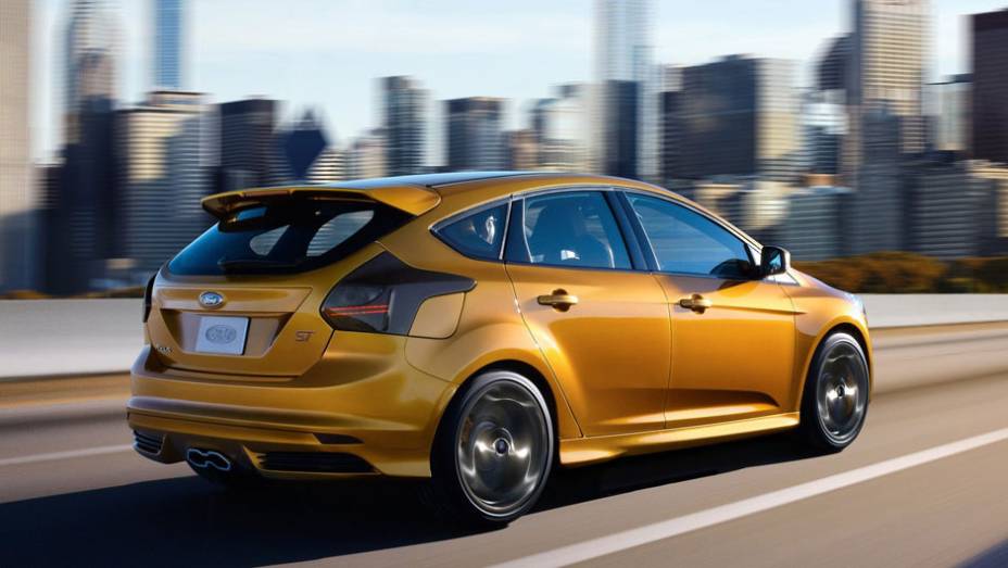 Vers&atilde;o esportiva do hatchback tem motor a gasolina 2.0 EcoBoost e 247 cv de pot&ecirc;ncia - <a href="https://preprod.quatrorodas.abril.com.br/reportagens/salao/ford-focus-st-639743.shtml" rel="migration">Leia mais</a>
