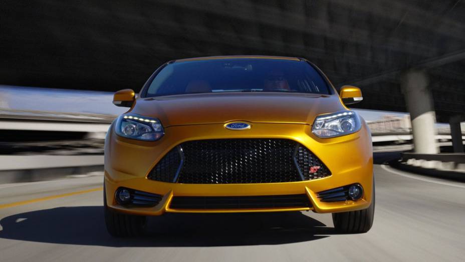 Vers&atilde;o esportiva do hatchback tem motor a gasolina 2.0 EcoBoost e 247 cv de pot&ecirc;ncia - <a href="https://preprod.quatrorodas.abril.com.br/reportagens/salao/ford-focus-st-639743.shtml" rel="migration">Leia mais</a>