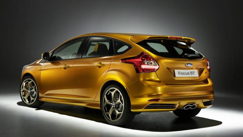 Vers&atilde;o esportiva do hatchback tem motor a gasolina 2.0 EcoBoost e 247 cv de pot&ecirc;ncia - <a href="https://preprod.quatrorodas.abril.com.br/reportagens/salao/ford-focus-st-639743.shtml" rel="migration">Leia mais</a>