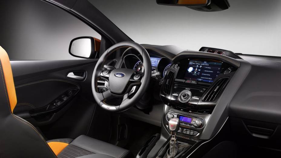 Vers&atilde;o esportiva do hatchback tem motor a gasolina 2.0 EcoBoost e 247 cv de pot&ecirc;ncia - <a href="https://preprod.quatrorodas.abril.com.br/reportagens/salao/ford-focus-st-639743.shtml" rel="migration">Leia mais</a>