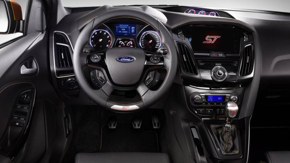 Versão esportiva do hatchback tem motor a gasolina 2.0 EcoBoost e 247 cv de potência - <a href="https://preprod.quatrorodas.abril.com.br/reportagens/salao/ford-focus-st-639743.shtml" rel="migration">Leia mais</a>