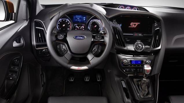 Versão esportiva do hatchback tem motor a gasolina 2.0 EcoBoost e 247 cv de potência - <a href="https://preprod.quatrorodas.abril.com.br/reportagens/salao/ford-focus-st-639743.shtml" rel="migration">Leia mais</a> Versão esportiva do hatchback tem motor a gasolina 2.0 EcoBoost e 247 cv de potência - <a href="https://preprod.quatrorodas.abril.com.br/reportagens/salao/ford-focus-st-639743.shtml" rel="migration">Leia mais</a>