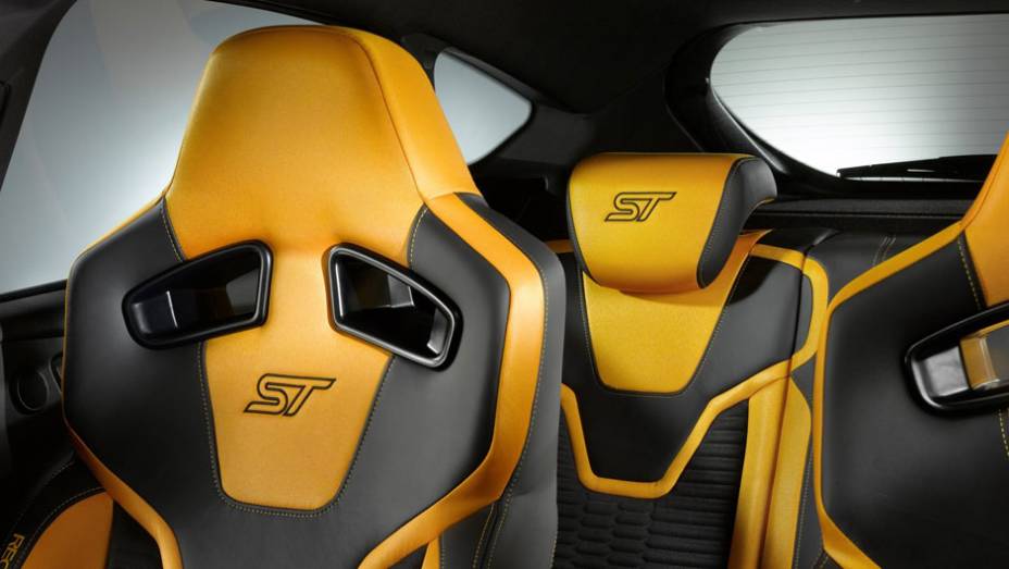 Vers&atilde;o esportiva do hatchback tem motor a gasolina 2.0 EcoBoost e 247 cv de pot&ecirc;ncia - <a href="https://preprod.quatrorodas.abril.com.br/reportagens/salao/ford-focus-st-639743.shtml" rel="migration">Leia mais</a>