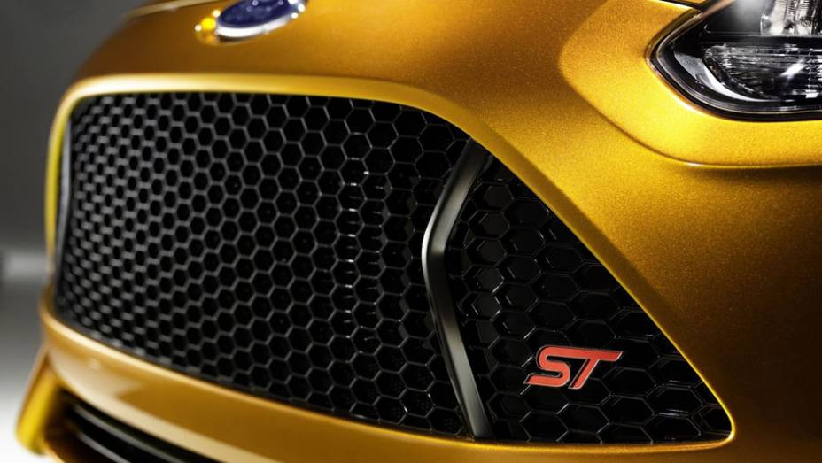 Vers&atilde;o esportiva do hatchback tem motor a gasolina 2.0 EcoBoost e 247 cv de pot&ecirc;ncia - <a href="https://preprod.quatrorodas.abril.com.br/reportagens/salao/ford-focus-st-639743.shtml" rel="migration">Leia mais</a>