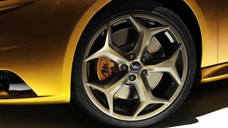 Vers&atilde;o esportiva do hatchback tem motor a gasolina 2.0 EcoBoost e 247 cv de pot&ecirc;ncia - <a href="https://preprod.quatrorodas.abril.com.br/reportagens/salao/ford-focus-st-639743.shtml" rel="migration">Leia mais</a>