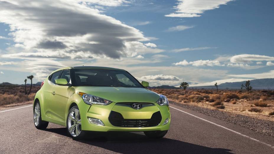 Modelo chama a atenção pelas duas portas do lado do passageiro e uma do lado do motorista | <a href="https://preprod.quatrorodas.abril.com.br/carros/lancamentos/hyundai-veloster-641581.shtml" rel="migration">Leia mais</a>