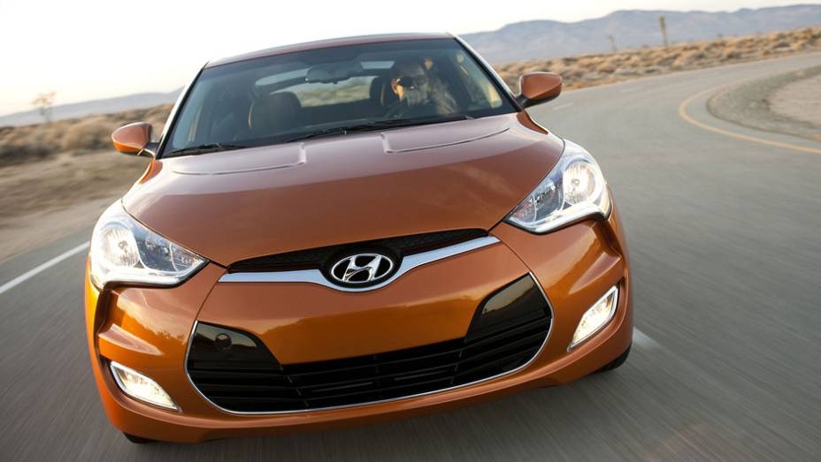 Linhas dinâmicas se unem ao aspecto musculoso do carro | <a href="https://preprod.quatrorodas.abril.com.br/carros/lancamentos/hyundai-veloster-641581.shtml" rel="migration">Leia mais</a>