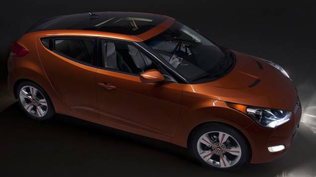 Na lateral, destaque para a coluna A na cor preta | <a href="https://preprod.quatrorodas.abril.com.br/carros/lancamentos/hyundai-veloster-641581.shtml" rel="migration">Leia mais</a> Na lateral, destaque para a coluna A na cor preta | <a href="https://preprod.quatrorodas.abril.com.br/carros/lancamentos/hyundai-veloster-641581.shtml" rel="migration">Leia mais</a>
