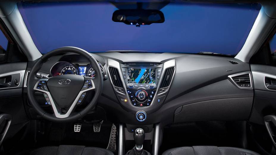 Modelo desembarca no Brasil neste m&ecirc;s | <a href="https://preprod.quatrorodas.abril.com.br/carros/lancamentos/hyundai-veloster-641581.shtml" rel="migration">Leia mais</a>