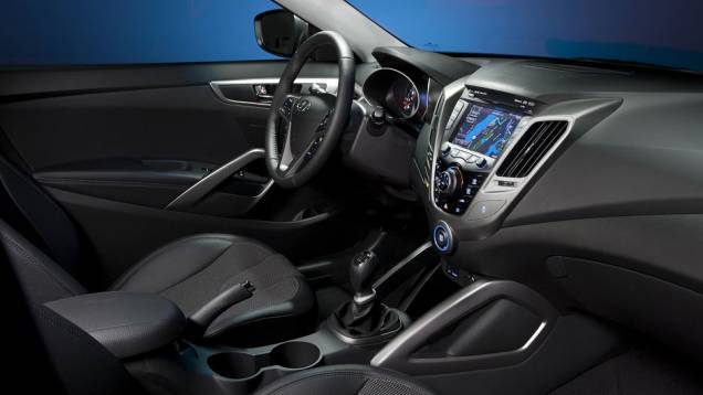 Painel é composto por materiais de toque duro | <a href="https://preprod.quatrorodas.abril.com.br/carros/lancamentos/hyundai-veloster-641581.shtml" rel="migration">Leia mais</a> Painel é composto por materiais de toque duro | <a href="https://preprod.quatrorodas.abril.com.br/carros/lancamentos/hyundai-veloster-641581.shtml" rel="migration">Leia mais</a>