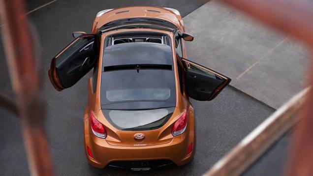 Lanternas possuem formatos de asa e o escapamento com ponteira dupla está centralizado | <a href="https://preprod.quatrorodas.abril.com.br/carros/lancamentos/hyundai-veloster-641581.shtml" rel="migration">Leia mais</a> Lanternas possuem formatos de asa e o escapamento com ponteira dupla está centralizado | <a href="https://preprod.quatrorodas.abril.com.br/carros/lancamentos/hyundai-veloster-641581.shtml" rel="migration">Leia mais</a>