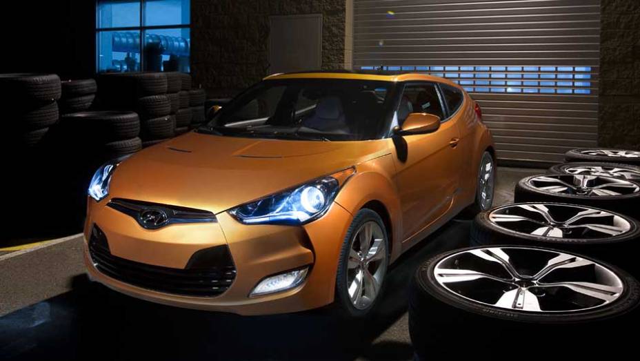 Modelo estará disponível em três opções de acabamento | <a href="https://preprod.quatrorodas.abril.com.br/carros/lancamentos/hyundai-veloster-641581.shtml" rel="migration">Leia mais</a>