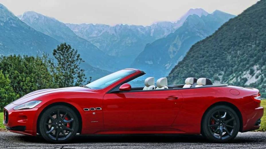 Conversível tem motor 4.7 V8 de 450 cv de potência <a href="https://preprod.quatrorodas.abril.com.br/noticias/maserati-lanca-grancabrio-sport-297006_p.shtml" target="_blank" rel="migration">Leia mais</a>