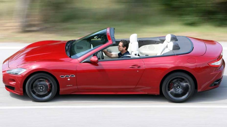 Conversível tem motor 4.7 V8 de 450 cv de potência <a href="https://preprod.quatrorodas.abril.com.br/noticias/maserati-lanca-grancabrio-sport-297006_p.shtml" target="_blank" rel="migration">Leia mais</a>