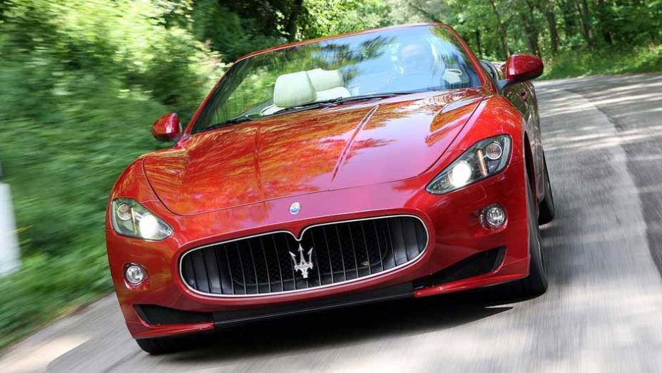 Conversível tem motor 4.7 V8 de 450 cv de potência <a href="https://preprod.quatrorodas.abril.com.br/noticias/maserati-lanca-grancabrio-sport-297006_p.shtml" target="_blank" rel="migration">Leia mais</a>