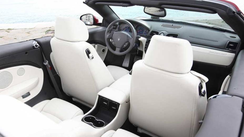Conversível tem motor 4.7 V8 de 450 cv de potência <a href="https://preprod.quatrorodas.abril.com.br/noticias/maserati-lanca-grancabrio-sport-297006_p.shtml" target="_blank" rel="migration">Leia mais</a>