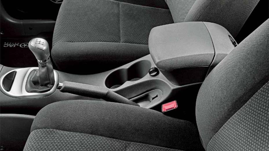 Minivan &eacute; o terceiro modelo da marca a desembarcar no Brasil. <a href="https://preprod.quatrorodas.abril.com.br/carros/lancamentos/jac-j6-635765.shtml" rel="migration">Leia mais</a>