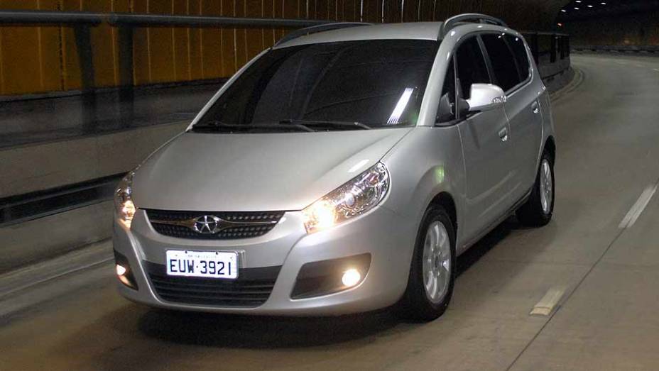 Minivan &eacute; o terceiro modelo da marca a desembarcar no Brasil. <a href="https://preprod.quatrorodas.abril.com.br/carros/lancamentos/jac-j6-635765.shtml" rel="migration">Leia mais</a>