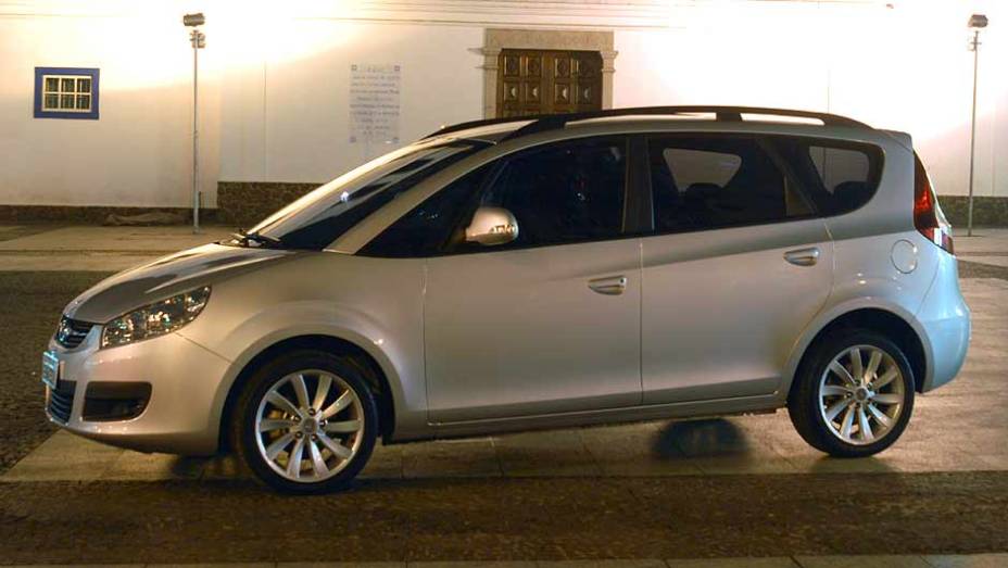 Minivan &eacute; o terceiro modelo da marca a desembarcar no Brasil. <a href="https://preprod.quatrorodas.abril.com.br/carros/lancamentos/jac-j6-635765.shtml" rel="migration">Leia mais</a>