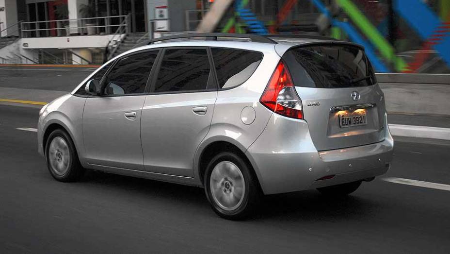 Minivan &eacute; o terceiro modelo da marca a desembarcar no Brasil. <a href="https://preprod.quatrorodas.abril.com.br/carros/lancamentos/jac-j6-635765.shtml" rel="migration">Leia mais</a>