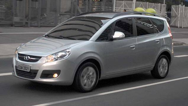 Minivan é o terceiro modelo da marca a desembarcar no Brasil. <a href="https://preprod.quatrorodas.abril.com.br/carros/lancamentos/jac-j6-635765.shtml" rel="migration">Leia mais</a> Minivan é o terceiro modelo da marca a desembarcar no Brasil. <a href="https://preprod.quatrorodas.abril.com.br/carros/lancamentos/jac-j6-635765.shtml" rel="migration">Leia mais</a>
