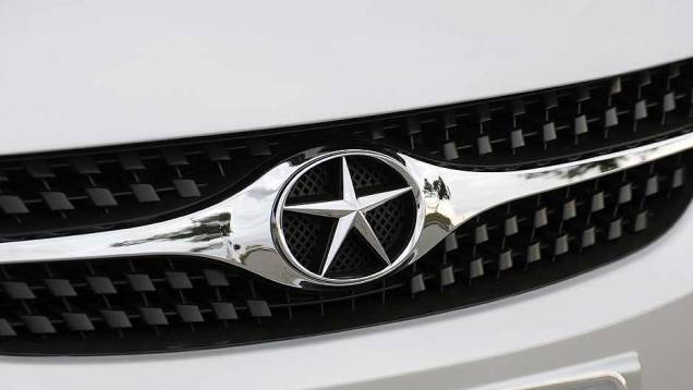 Minivan é o terceiro modelo da marca a desembarcar no Brasil. <a href="https://preprod.quatrorodas.abril.com.br/carros/lancamentos/jac-j6-635765.shtml" rel="migration">Leia mais</a> Minivan é o terceiro modelo da marca a desembarcar no Brasil. <a href="https://preprod.quatrorodas.abril.com.br/carros/lancamentos/jac-j6-635765.shtml" rel="migration">Leia mais</a>