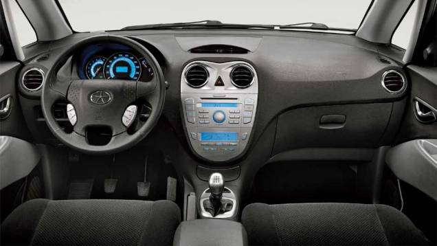 Minivan é o terceiro modelo da marca a desembarcar no Brasil. <a href="https://preprod.quatrorodas.abril.com.br/carros/lancamentos/jac-j6-635765.shtml" rel="migration">Leia mais</a> Minivan é o terceiro modelo da marca a desembarcar no Brasil. <a href="https://preprod.quatrorodas.abril.com.br/carros/lancamentos/jac-j6-635765.shtml" rel="migration">Leia mais</a>
