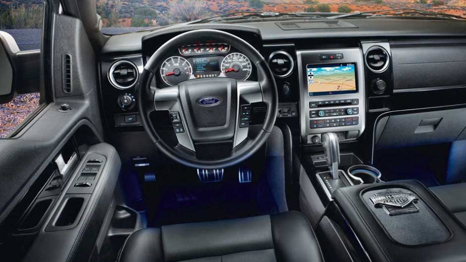 Interior exibe acabamento em couro de primeira qualidade. <a href="https://preprod.quatrorodas.abril.com.br/noticias/ford-apresenta-f-150-harley-davidson-298144_p.shtml" rel="migration">Leia mais</a>