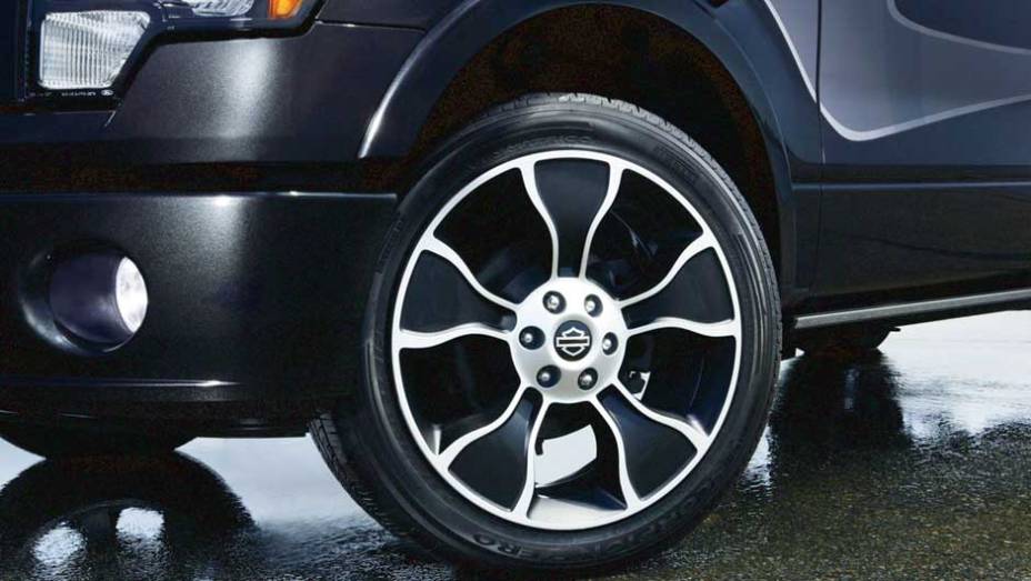 As rodas de liga leve t&ecirc;m 22 polegadas. <a href="https://preprod.quatrorodas.abril.com.br/noticias/ford-apresenta-f-150-harley-davidson-298144_p.shtml" rel="migration">Leia mais</a>