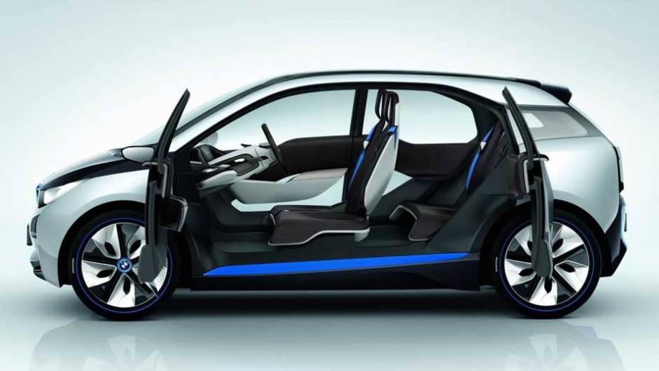 Compacto de quatro lugares, modelo inaugura a submarca de veículos elétricos da BMW. <a href="https://preprod.quatrorodas.abril.com.br/noticias/sustentabilidade-bmw-revela-detalhes-divisao-eletrica-i-natali-chiconi-297169_p.shtml" rel="migration">Leia mais</a>