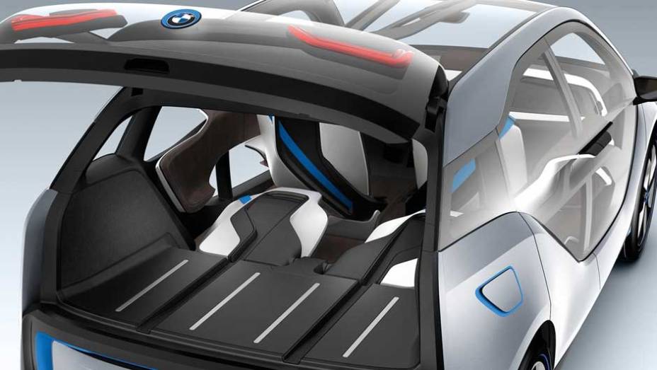 Compacto de quatro lugares, modelo inaugura a submarca de veículos elétricos da BMW. <a href="https://preprod.quatrorodas.abril.com.br/noticias/sustentabilidade-bmw-revela-detalhes-divisao-eletrica-i-natali-chiconi-297169_p.shtml" rel="migration">Leia mais</a>