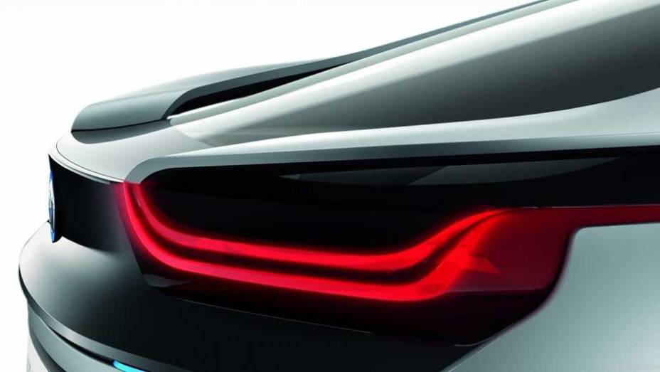 Esportivo de linhas futuristas, ele inaugura a divis&atilde;o "i" de carros el&eacute;tricos da BMW. <a href="https://preprod.quatrorodas.abril.com.br/noticias/sustentabilidade-bmw-revela-detalhes-divisao-eletrica-i-natali-chiconi-297169_p.shtml" rel="migration">Leia mais</a>