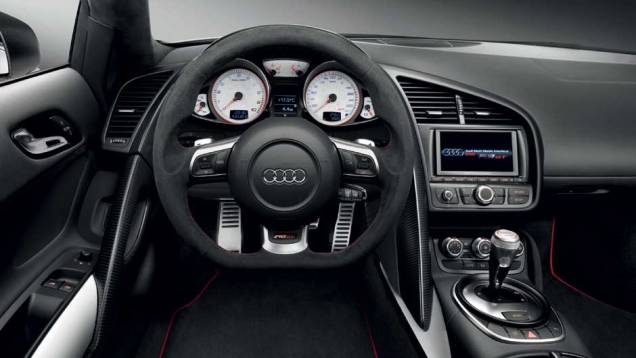 A cabine do R8 GT lembra um avião. <a href="https://preprod.quatrorodas.abril.com.br/noticias/audi-lanca-seu-primeiro-carro-r-1-milhao-brasil-299224_p.shtml" rel="migration">Leia mais</a> A cabine do R8 GT lembra um avião. <a href="https://preprod.quatrorodas.abril.com.br/noticias/audi-lanca-seu-primeiro-carro-r-1-milhao-brasil-299224_p.shtml" rel="migration">Leia mais</a>