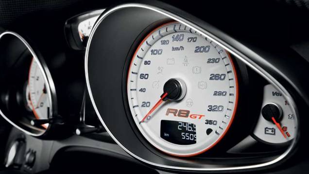 A escala do velocímetro vai até 350 km/h, mas o R8 para nos 320 km/h. <a href="https://preprod.quatrorodas.abril.com.br/noticias/audi-lanca-seu-primeiro-carro-r-1-milhao-brasil-299224_p.shtml" rel="migration">Leia mais</a> A escala do velocímetro vai até 350 km/h, mas o R8 para nos 320 km/h. <a href="https://preprod.quatrorodas.abril.com.br/noticias/audi-lanca-seu-primeiro-carro-r-1-milhao-brasil-299224_p.shtml" rel="migration">Leia mais</a>
