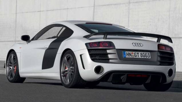 O aerofólio traseiro é feito de fibra de carbono. <a href="https://preprod.quatrorodas.abril.com.br/noticias/audi-lanca-seu-primeiro-carro-r-1-milhao-brasil-299224_p.shtml" rel="migration">Leia mais</a> O aerofólio traseiro é feito de fibra de carbono. <a href="https://preprod.quatrorodas.abril.com.br/noticias/audi-lanca-seu-primeiro-carro-r-1-milhao-brasil-299224_p.shtml" rel="migration">Leia mais</a>