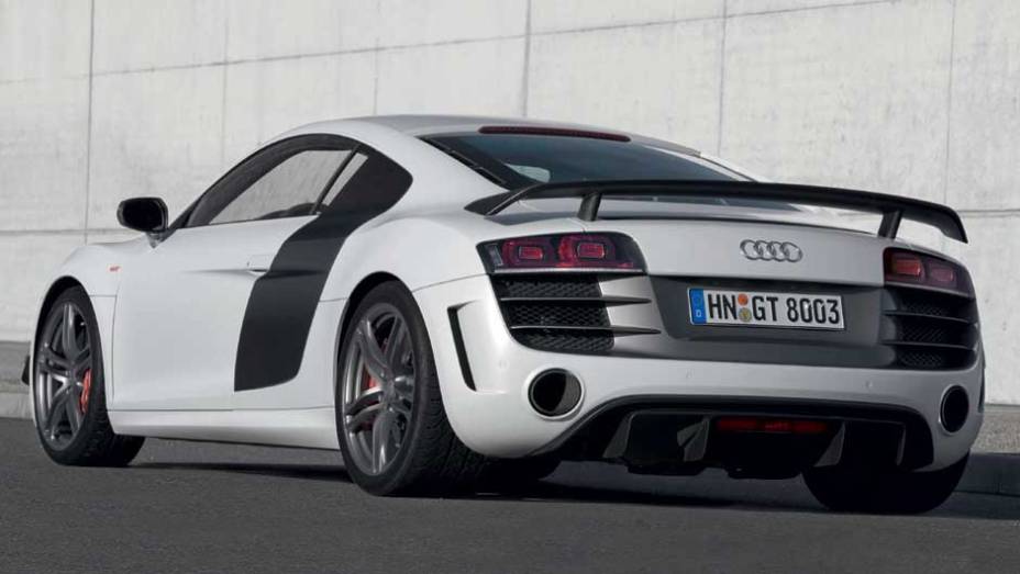 O aerof&oacute;lio traseiro &eacute; feito de fibra de carbono. <a href="https://preprod.quatrorodas.abril.com.br/noticias/audi-lanca-seu-primeiro-carro-r-1-milhao-brasil-299224_p.shtml" rel="migration">Leia mais</a>