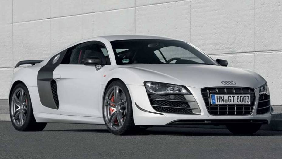 Os freios s&atilde;o feitos de carbono-cer&acirc;mica. <a href="https://preprod.quatrorodas.abril.com.br/noticias/audi-lanca-seu-primeiro-carro-r-1-milhao-brasil-299224_p.shtml" rel="migration">Leia mais</a>