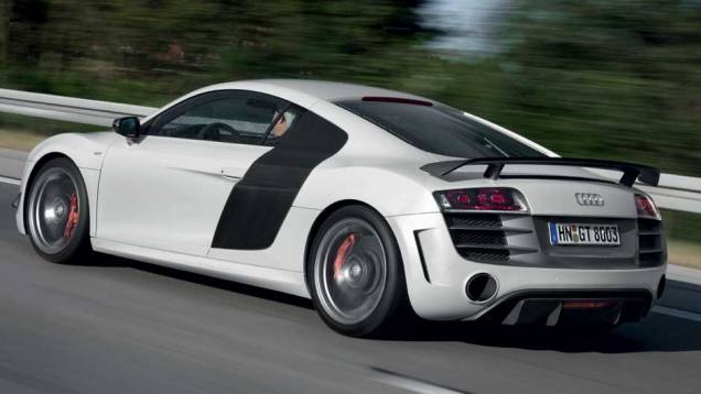 No Brasil, apenas três felizardos poderão ter um R8 GT na garagem. <a href="https://preprod.quatrorodas.abril.com.br/noticias/audi-lanca-seu-primeiro-carro-r-1-milhao-brasil-299224_p.shtml" rel="migration">Leia mais</a> No Brasil, apenas três felizardos poderão ter um R8 GT na garagem. <a href="https://preprod.quatrorodas.abril.com.br/noticias/audi-lanca-seu-primeiro-carro-r-1-milhao-brasil-299224_p.shtml" rel="migration">Leia mais</a>