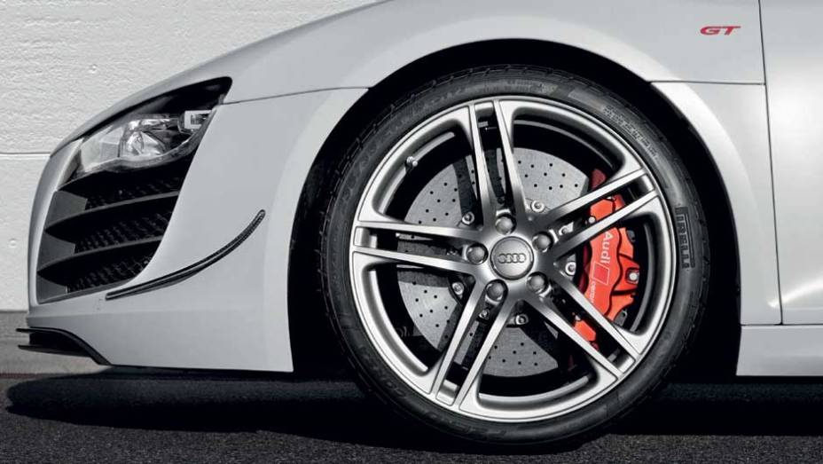 As belas rodas de liga leve têm 19 polegadas. <a href="https://preprod.quatrorodas.abril.com.br/noticias/audi-lanca-seu-primeiro-carro-r-1-milhao-brasil-299224_p.shtml" rel="migration">Leia mais</a>