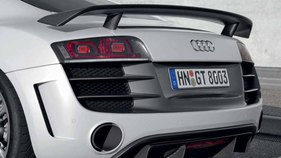 As entradas de ar n&atilde;o s&atilde;o est&eacute;ticas: elas ajudam a refrigerar o motor V10. <a href="https://preprod.quatrorodas.abril.com.br/noticias/audi-lanca-seu-primeiro-carro-r-1-milhao-brasil-299224_p.shtml" rel="migration">Leia mais</a>