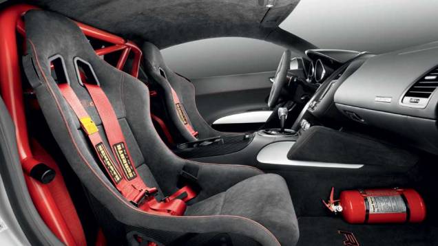 Os bancos de competição mostram a verdadeira vocação do R8 GT. <a href="https://preprod.quatrorodas.abril.com.br/noticias/audi-lanca-seu-primeiro-carro-r-1-milhao-brasil-299224_p.shtml" rel="migration">Leia mais</a> Os bancos de competição mostram a verdadeira vocação do R8 GT. <a href="https://preprod.quatrorodas.abril.com.br/noticias/audi-lanca-seu-primeiro-carro-r-1-milhao-brasil-299224_p.shtml" rel="migration">Leia mais</a>