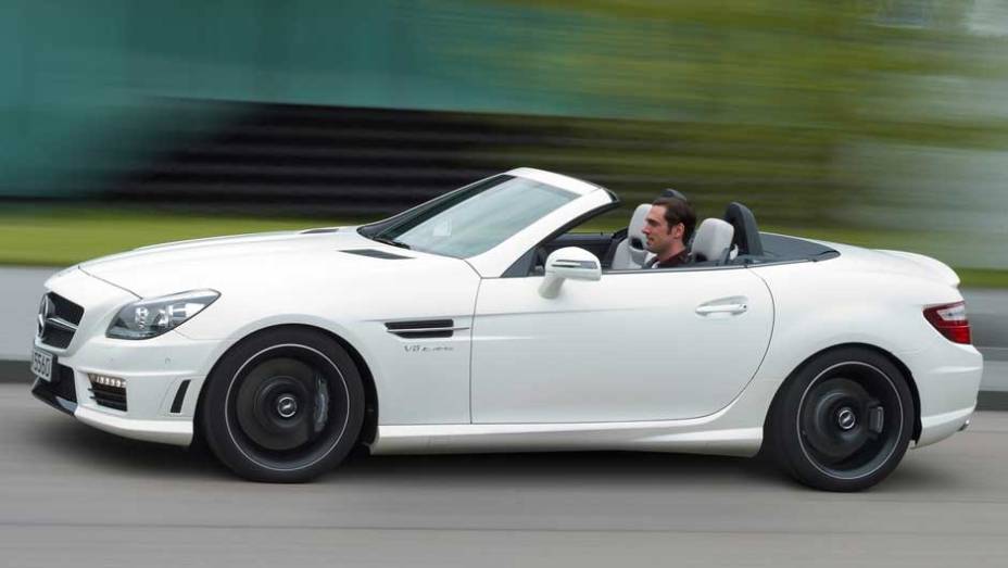 Roadster é equipado com um motor V8 de 415 cv. <a href="https://preprod.quatrorodas.abril.com.br/noticias/mercedes-revela-versao-mais-potente-slk-55-amg-299394_p.shtml" rel="migration">Leia mais</a>