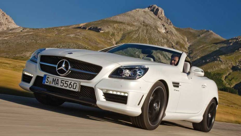 Visual frontal é inspirado no SLS AMG. <a href="https://preprod.quatrorodas.abril.com.br/noticias/mercedes-revela-versao-mais-potente-slk-55-amg-299394_p.shtml" rel="migration">Leia mais</a>